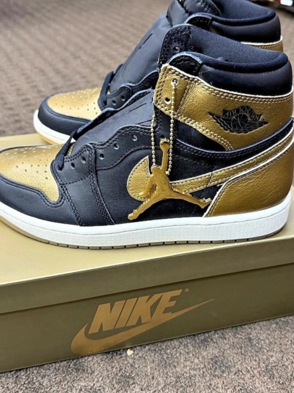 Nike Air Jordan 1 Retro High OG High Top Sneakers in Black & Gold US 7 Like New